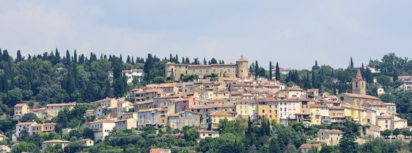 Où peut-on trouver une location de vacances en Provence avec des ateliers de création de parfum et des visites de champs de lavande?